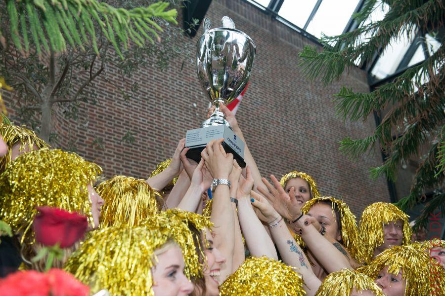 EHF Cup-vindere på rådhuset Damerne løfter EHF Cup-pokalen på rådhuset i Holstebro efter sejr over Metz i finalen i 2013. Foto: Team Tvis Holstebro