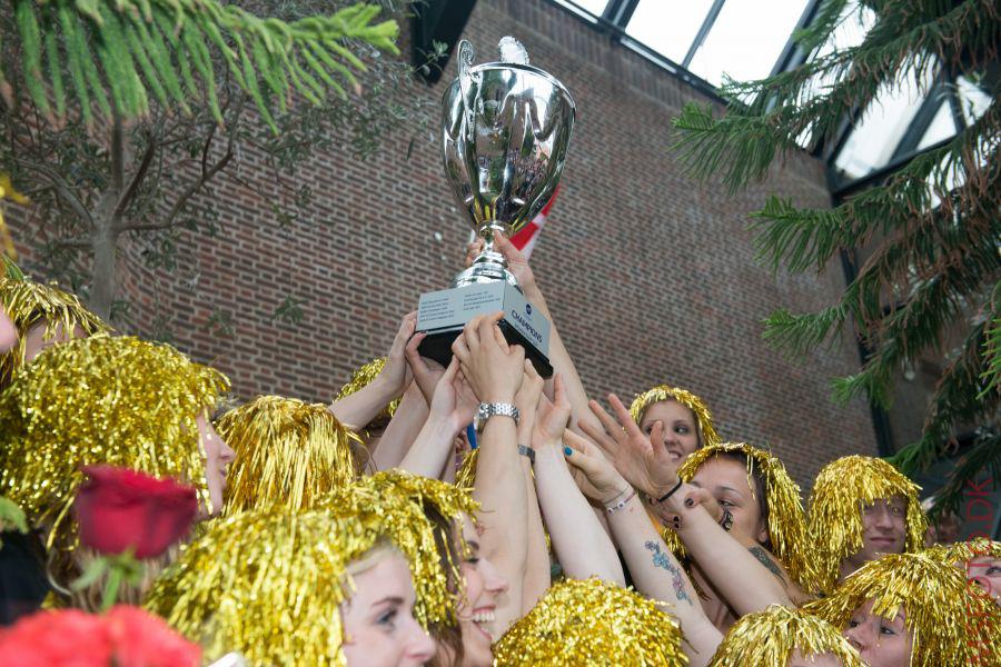 Damerne løfter EHF Cup-pokalen på rådhuset i Holstebro efter sejr over Metz i finalen i 2013. Foto: Team Tvis Holstebro