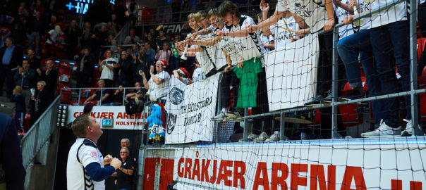 "Bomber" John Mikkelsen fejrer sejren over Skjern sammen med fansene. Foto: Kasper Hingebjerg, kasperhingebjerg.dk