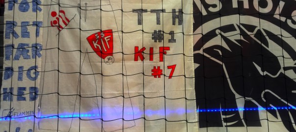 Banner under sidste grundspilskamp '15/16