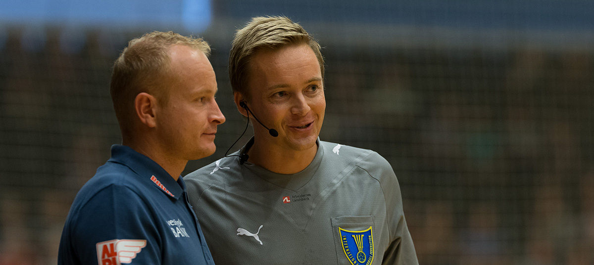 TTH-træner Niels Agesen taler med dommer Mads Hansen. Foto: hfoto.dk