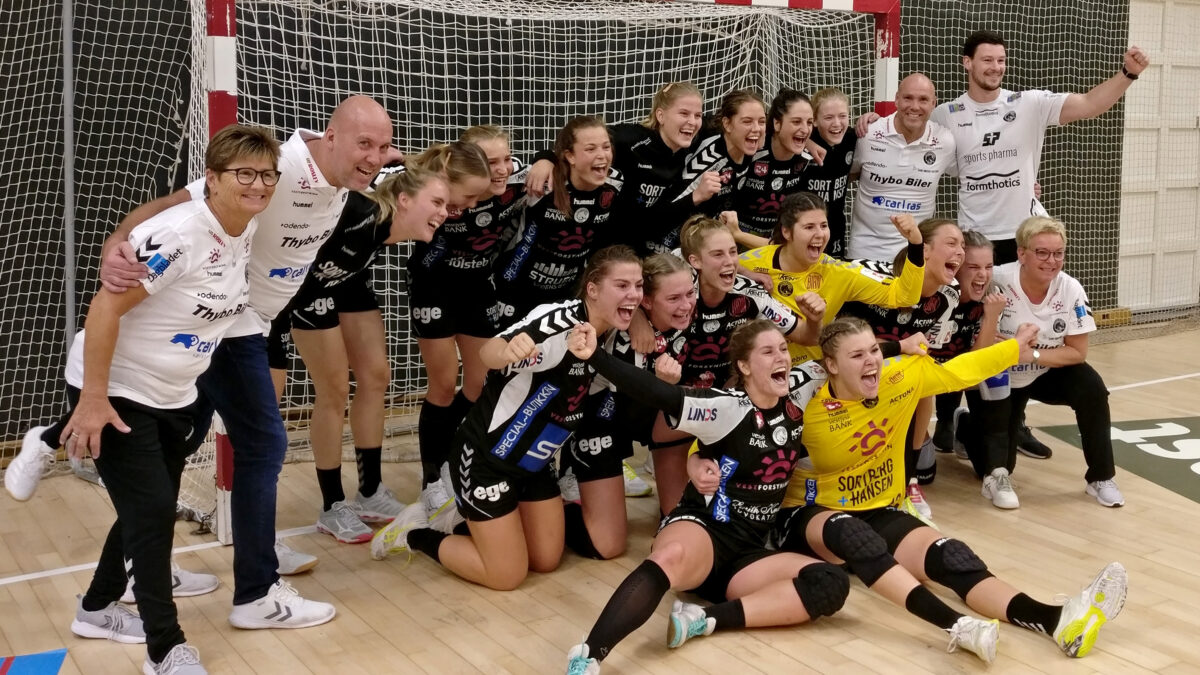 TTHs damer fejrer sejren i pokalkvartfinalen over Aarhus